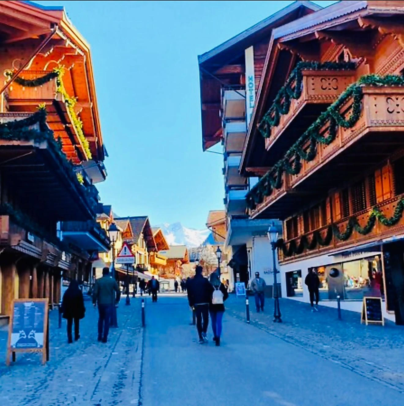 Rue de chalets avec vue sur les montagnes