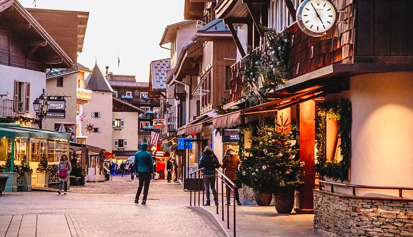 Rue commerçante d’une station de montagne