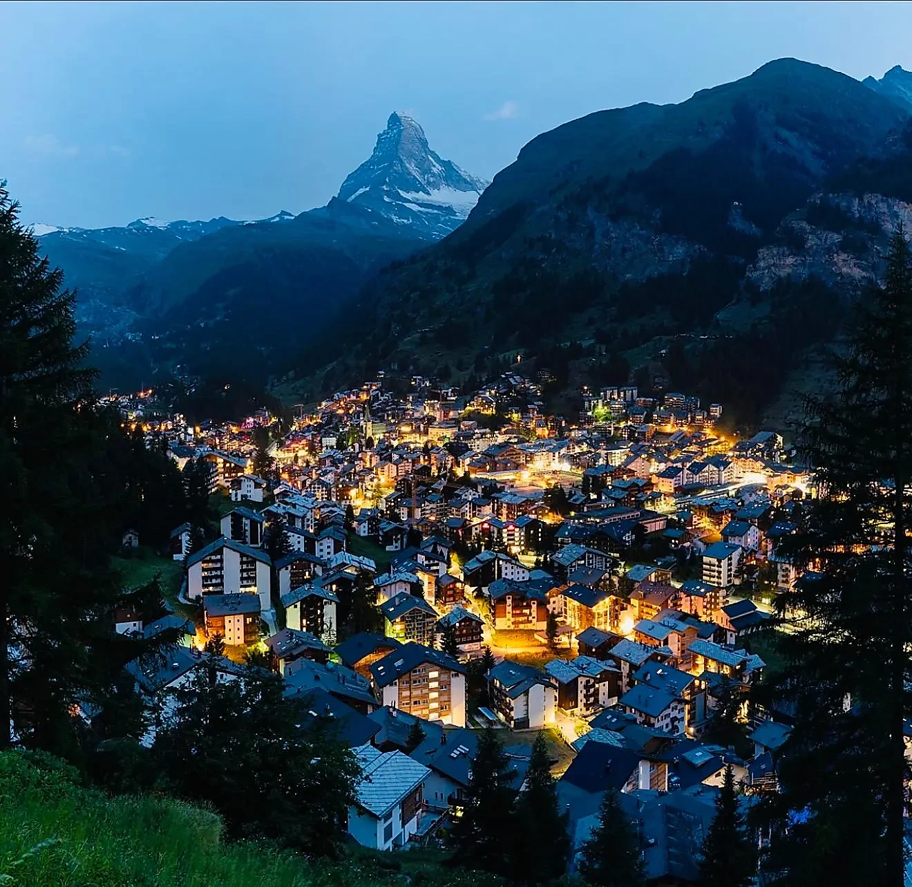 Village de montagne illuminé à la tombée de la nuit