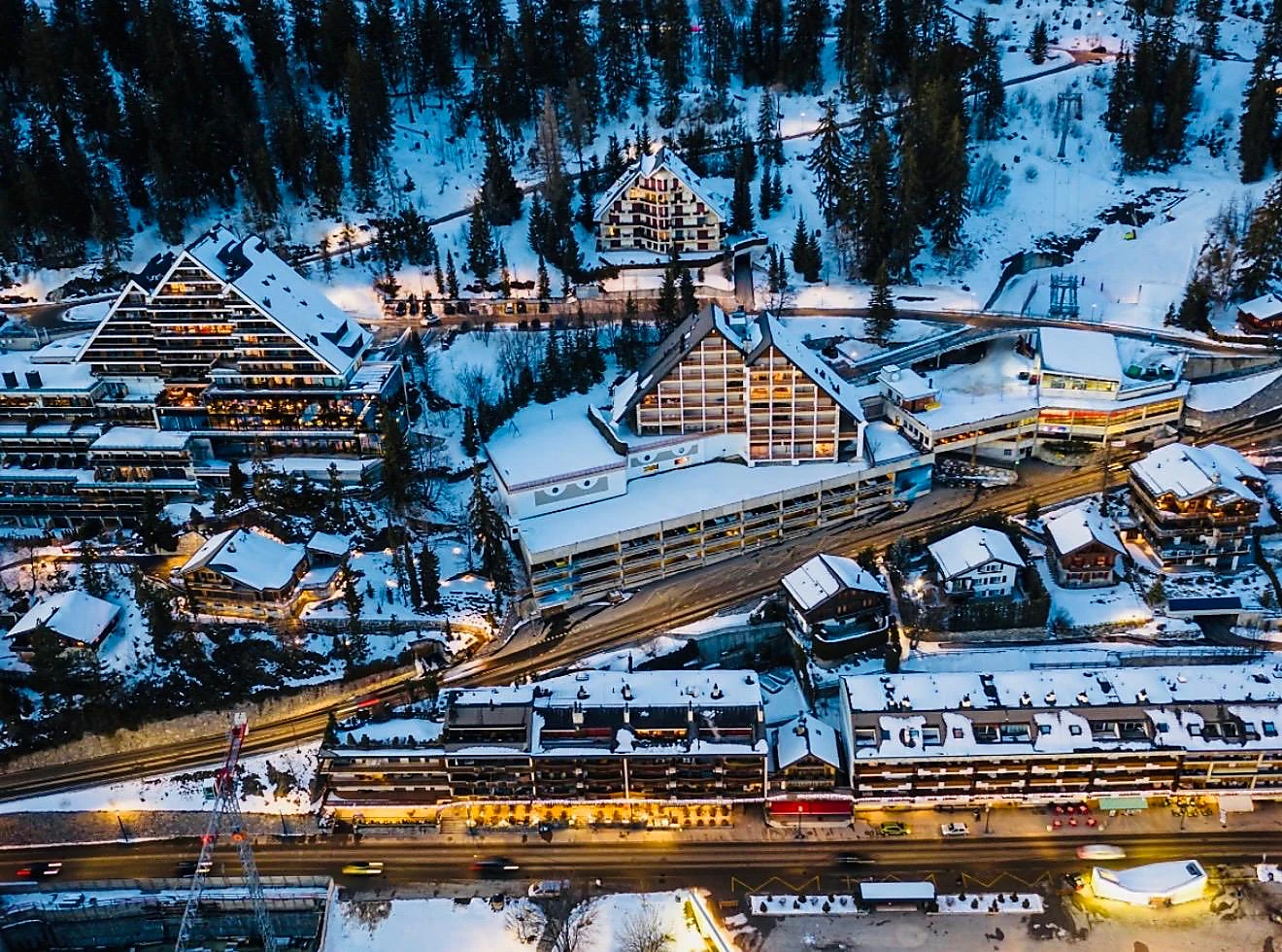 Station de montagne enneigée vue du ciel au crépuscule