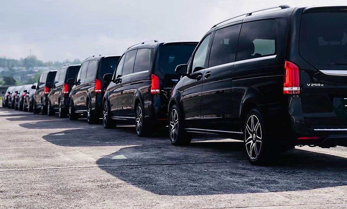 Vue arrière d’une rangée de vans Mercedes