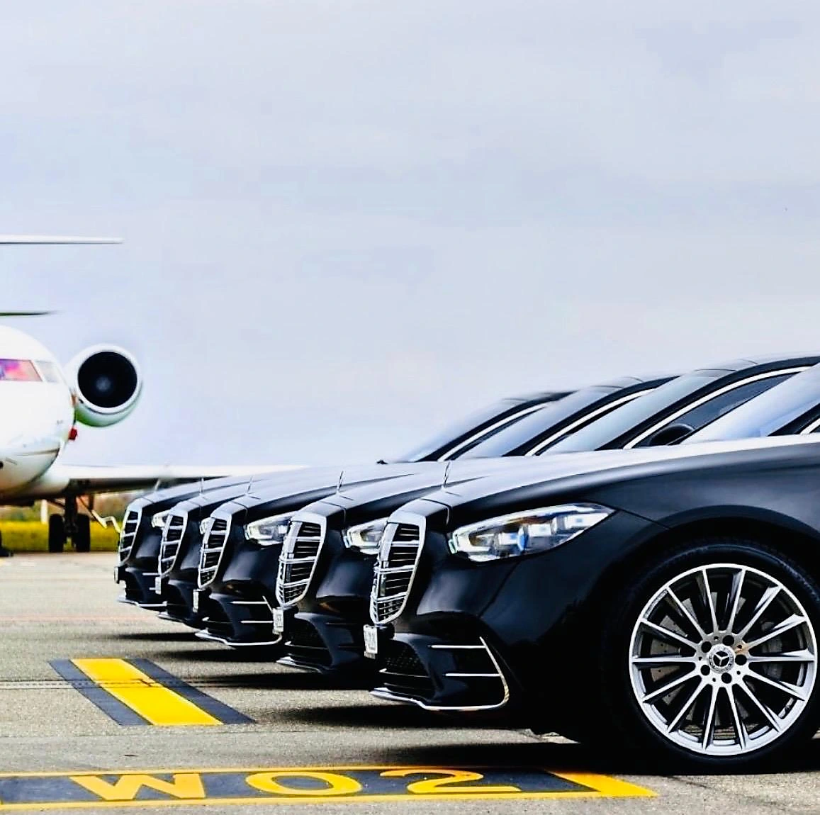 Berlines Mercedes près d’un avion sur le tarmac