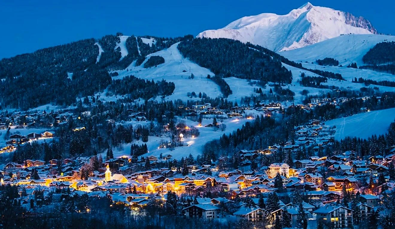 Station de montagne illuminée en hiver