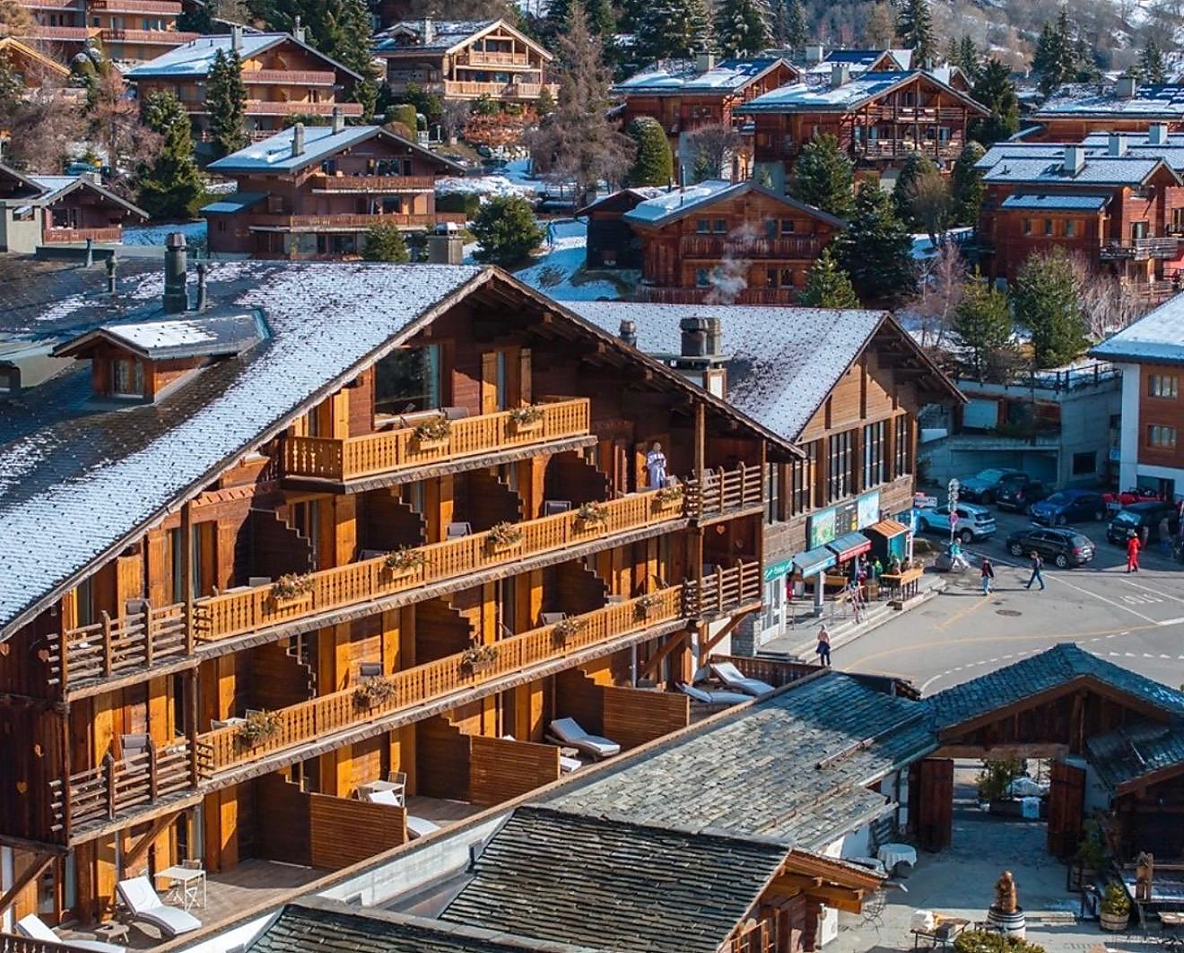 Chalets en bois dans une station alpine